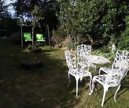 Lenard Charles לינה וארוחת בוקר