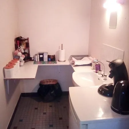 לינה וארוחת בוקר Lenard Charles