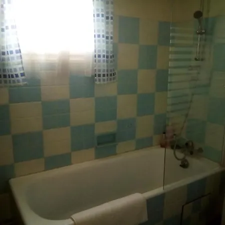 Lenard Charles לינה וארוחת בוקר