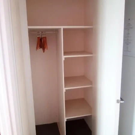 לינה וארוחת בוקר Lenard Charles 3*