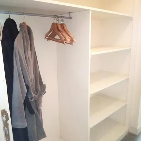 לינה וארוחת בוקר Lenard Charles 3*