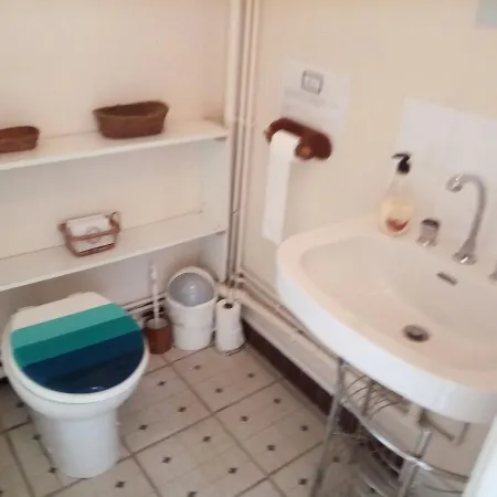 לינה וארוחת בוקר Lenard Charles 3*