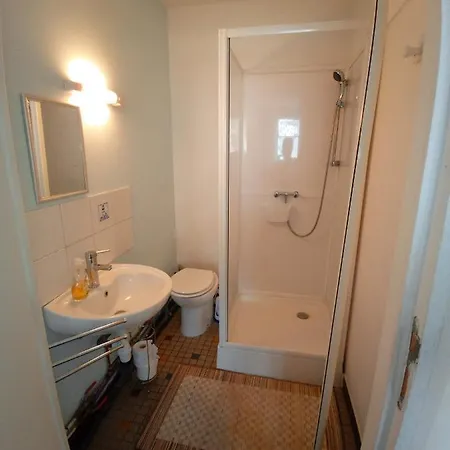 Lenard Charles לינה וארוחת בוקר