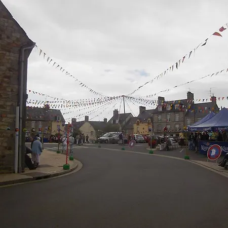 Lenard Charles לינה וארוחת בוקר