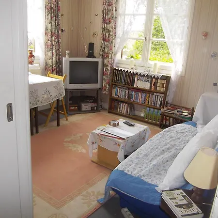 לינה וארוחת בוקר Lenard Charles 3*