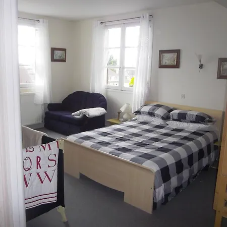 Lenard Charles לינה וארוחת בוקר