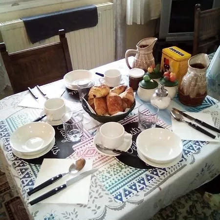 לינה וארוחת בוקר Lenard Charles