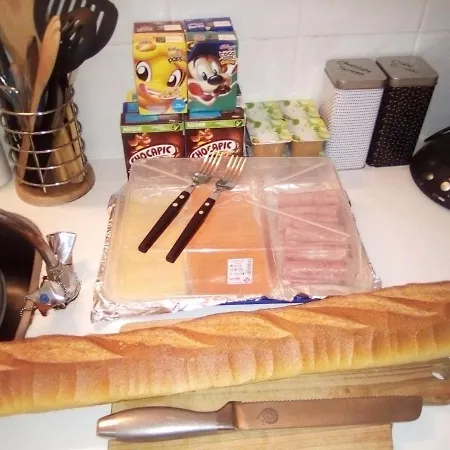 Lenard Charles לינה וארוחת בוקר